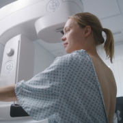 Vinicius Tadeu Sattin Rodrigues explica como o calendário hormonal influencia a qualidade das imagens e o conforto físico durante o rastreamento mamário.