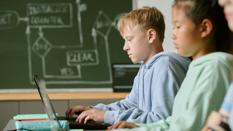 Inteligência artificial na educação: aplicações práticas para fortalecer o ensino e a aprendizagem sob a análise de Sérgio Bento De Araújo no cenário atual.