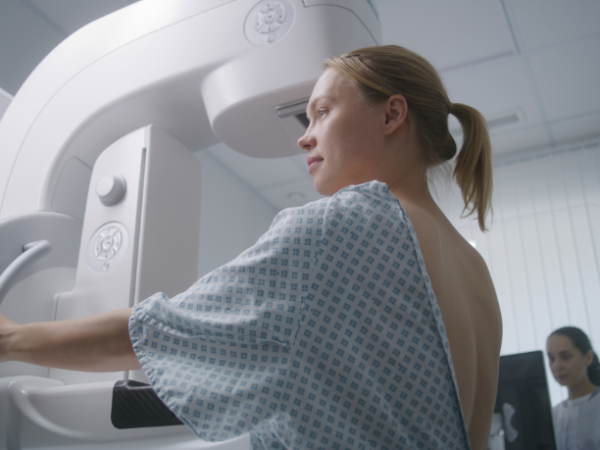 Vinicius Tadeu Sattin Rodrigues explica como o calendário hormonal influencia a qualidade das imagens e o conforto físico durante o rastreamento mamário.