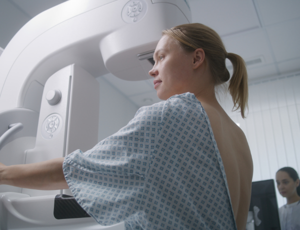 Vinicius Tadeu Sattin Rodrigues explica como o calendário hormonal influencia a qualidade das imagens e o conforto físico durante o rastreamento mamário.