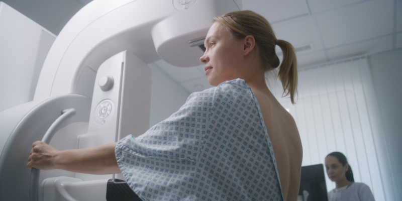 Vinicius Tadeu Sattin Rodrigues explica como o calendário hormonal influencia a qualidade das imagens e o conforto físico durante o rastreamento mamário.