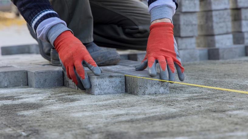 Neste artigo, Valderci Malagosini Machado explica os benefícios urbanos e ambientais dos pisos intertravados para o futuro das cidades.