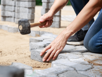 Descubra com Valderci Malagosini Machado como os pisos intertravados reduzem impactos ambientais e contribuem para cidades mais sustentáveis.