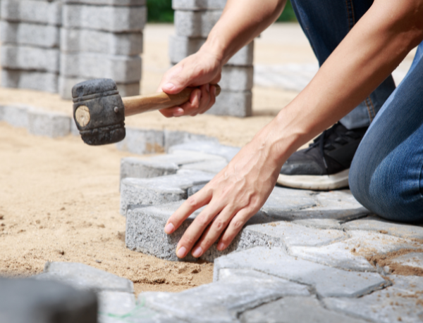 Descubra com Valderci Malagosini Machado como os pisos intertravados reduzem impactos ambientais e contribuem para cidades mais sustentáveis.