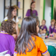 No artigo, a Sigma Educação e Tecnologia Ltda analisa como auxiliar no processo de alfabetização contemporâneo com estratégias práticas e alinhadas às novas demandas educacionais.