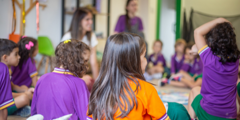 No artigo, a Sigma Educação e Tecnologia Ltda analisa como auxiliar no processo de alfabetização contemporâneo com estratégias práticas e alinhadas às novas demandas educacionais.