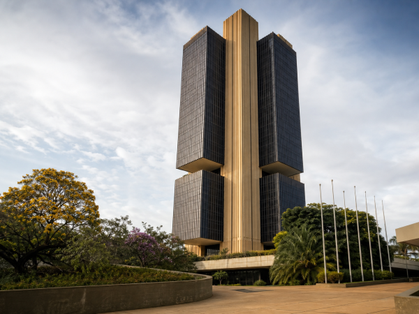 Fachada do Banco Central do Brasil em Brasília, representando a divulgação da ata do Copom e a decisão sobre a taxa Selic