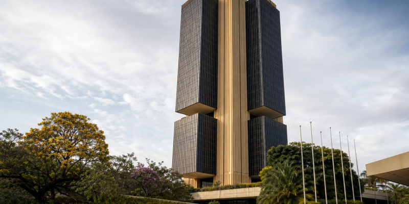 Fachada do Banco Central do Brasil em Brasília, representando a divulgação da ata do Copom e a decisão sobre a taxa Selic